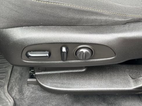 Used 2021 Chevrolet Traverse LT image 17