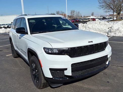 Used 2025 Jeep Grand Cherokee L Altitude image 15