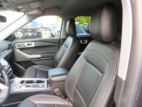 Used 2023 Ford Explorer XLT w/ Equipment Group 202A AWD/4WD image 28