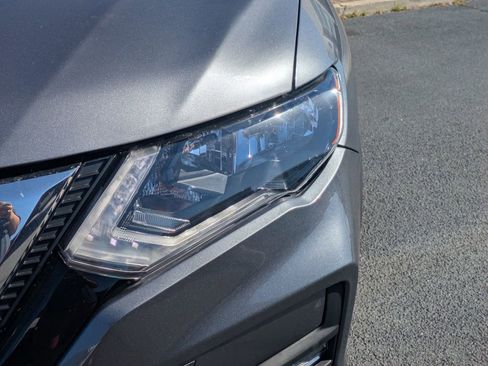 Used 2019 Nissan Rogue SV w/ Premium Package image 11