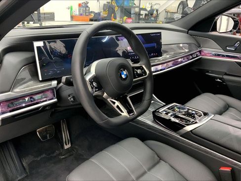Used 2025 BMW 760i xDrive w/ Premium Package AWD/4WD image 4