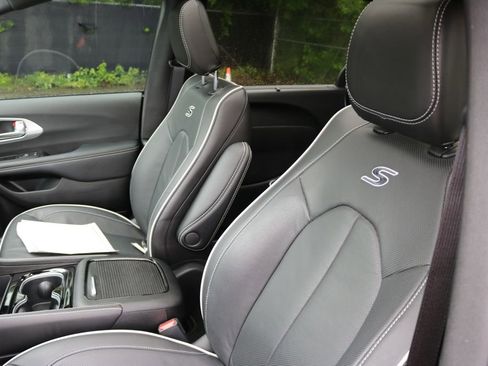 Used 2025 Chrysler Pacifica Limited image 12