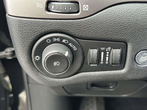 Used 2020 Jeep Cherokee Latitude Plus w/ Comfort/Convenience Group image 20