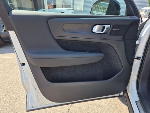 Used 2023 Volvo XC40 Recharge Ultimate AWD/4WD image 12