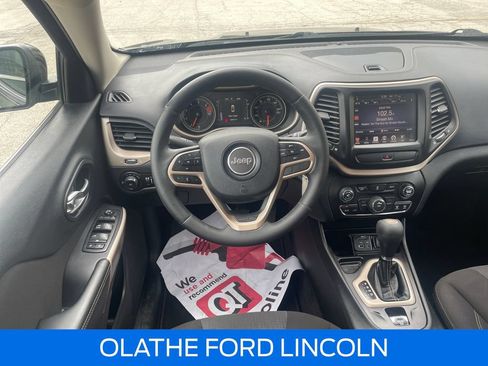 Used 2017 Jeep Cherokee Latitude FWD image 24