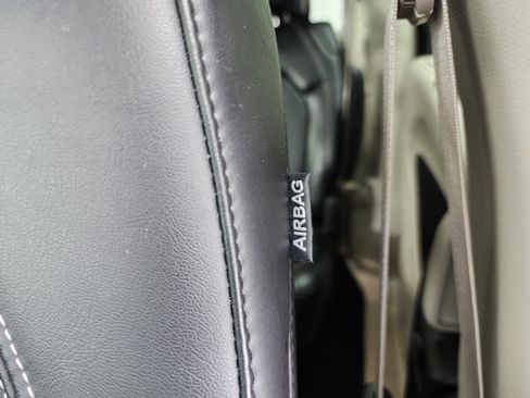 Used 2024 Chrysler Pacifica Touring-L image 40