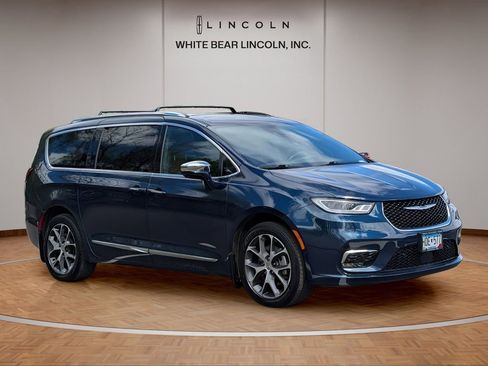 Used 2021 Chrysler Pacifica Limited w/ Uconnect Theater Family Group AWD/4WD image 3