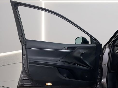 Used 2018 Toyota Camry LE image 9