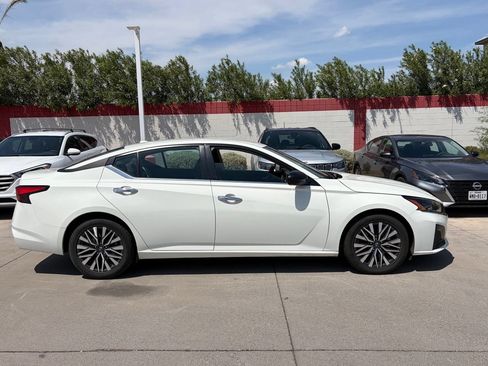 Used 2025 Nissan Altima 2.5 SV FWD image 3
