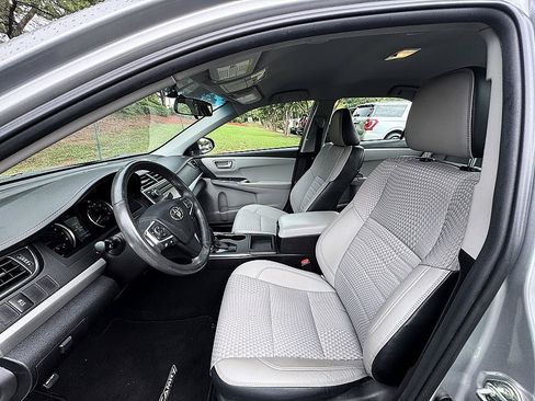 Used 2015 Toyota Camry SE FWD image 11
