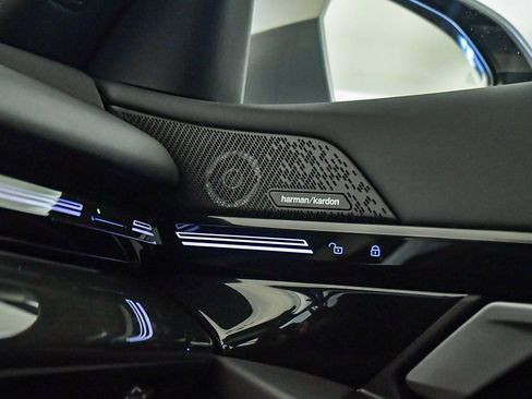 Used 2025 BMW 530i w/ Premium Package image 25