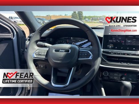 Used 2025 Jeep Compass Trailhawk AWD/4WD image 40