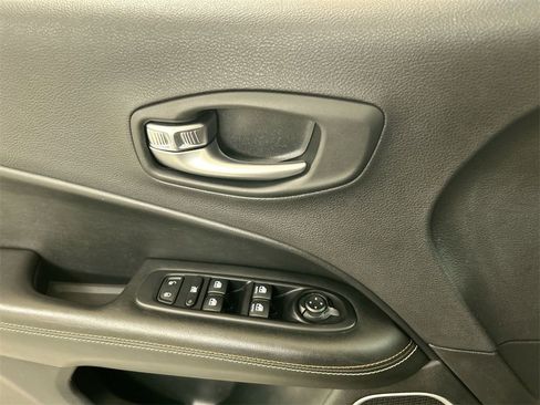 Used 2019 Jeep Compass Latitude image 11