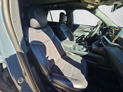 Used 2025 Ford Explorer ST image 18
