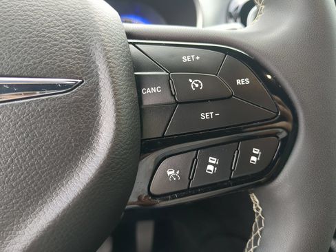 Used 2025 Chrysler Pacifica Limited FWD image 68