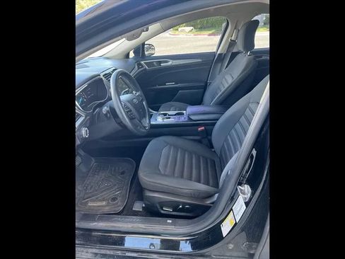 Used 2017 Ford Fusion SE w/ Fusion SE Technology Package FWD image 11