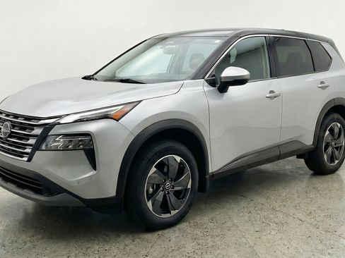 Used 2025 Nissan Rogue SV image 3