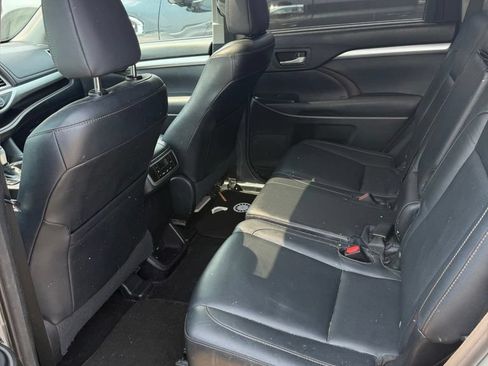 Used 2014 Toyota Highlander XLE FWD image 8