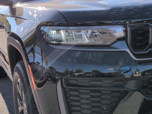 New 2027 Jeep Grand Cherokee Altitude RWD image 9