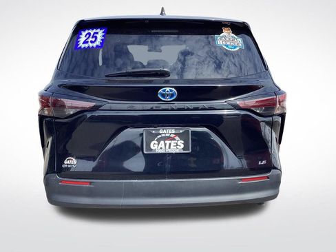 Used 2025 Toyota Sienna LE image 10