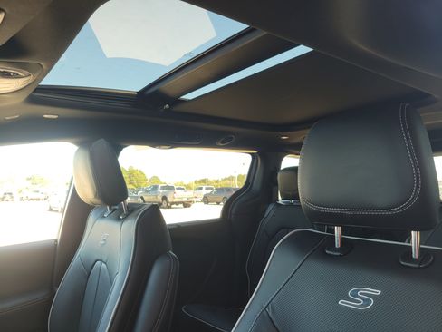 New 2026 Chrysler Pacifica Limited w/ S Appearance Package image 15