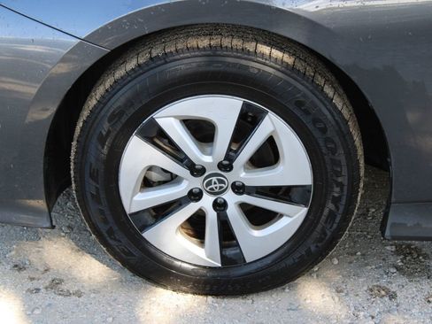 Used 2017 Toyota Prius Three w/ Carpet Mat Package FWD image 8