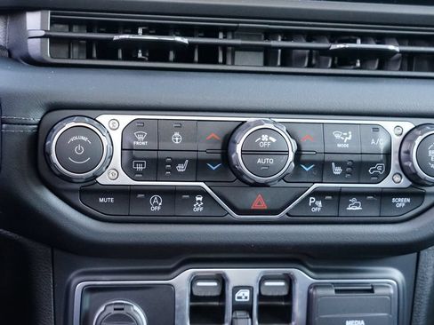 Used 2024 Jeep Gladiator Rubicon AWD/4WD image 24