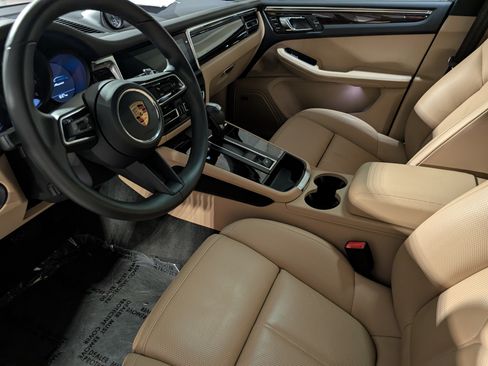 Certified 2026 Porsche Macan AWD/4WD image 5