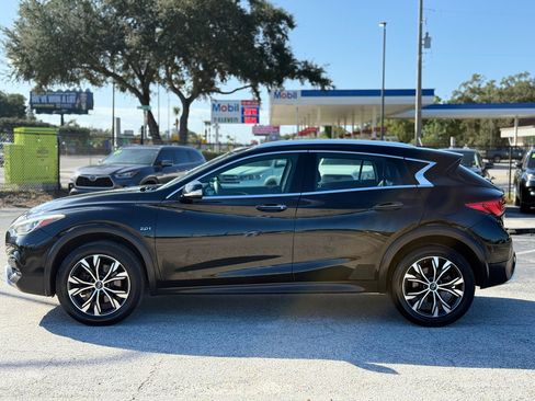 Used 2017 INFINITI QX30 AWD image 2
