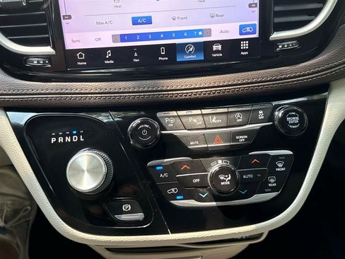 Used 2021 Chrysler Pacifica Touring-L w/ Premium & Safety Sphere Group FWD image 33