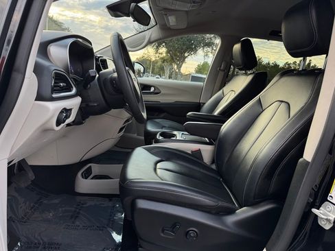 Used 2024 Chrysler Pacifica Touring-L image 15