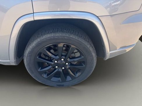 Used 2017 Jeep Grand Cherokee Altitude AWD/4WD image 28