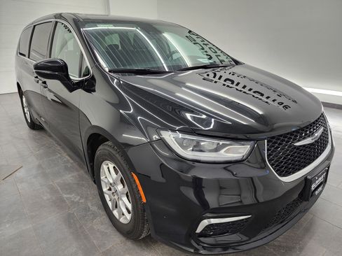 Used 2024 Chrysler Pacifica Touring-L image 2