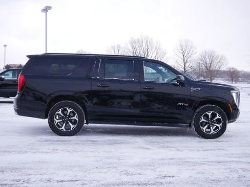 Used 2025 GMC Yukon XL AT4 image 8