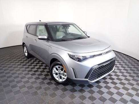Used 2025 Kia Soul LX w/ LX Technology Package FWD image 6
