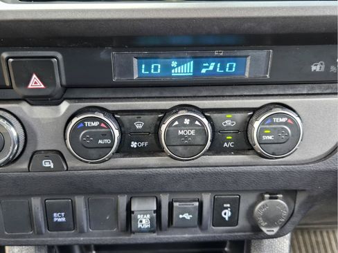 Used 2022 Toyota Tacoma TRD Sport AWD/4WD image 17