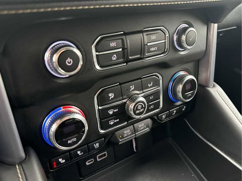 Used 2022 GMC Yukon SLT w/ SLT Premium Package image 11