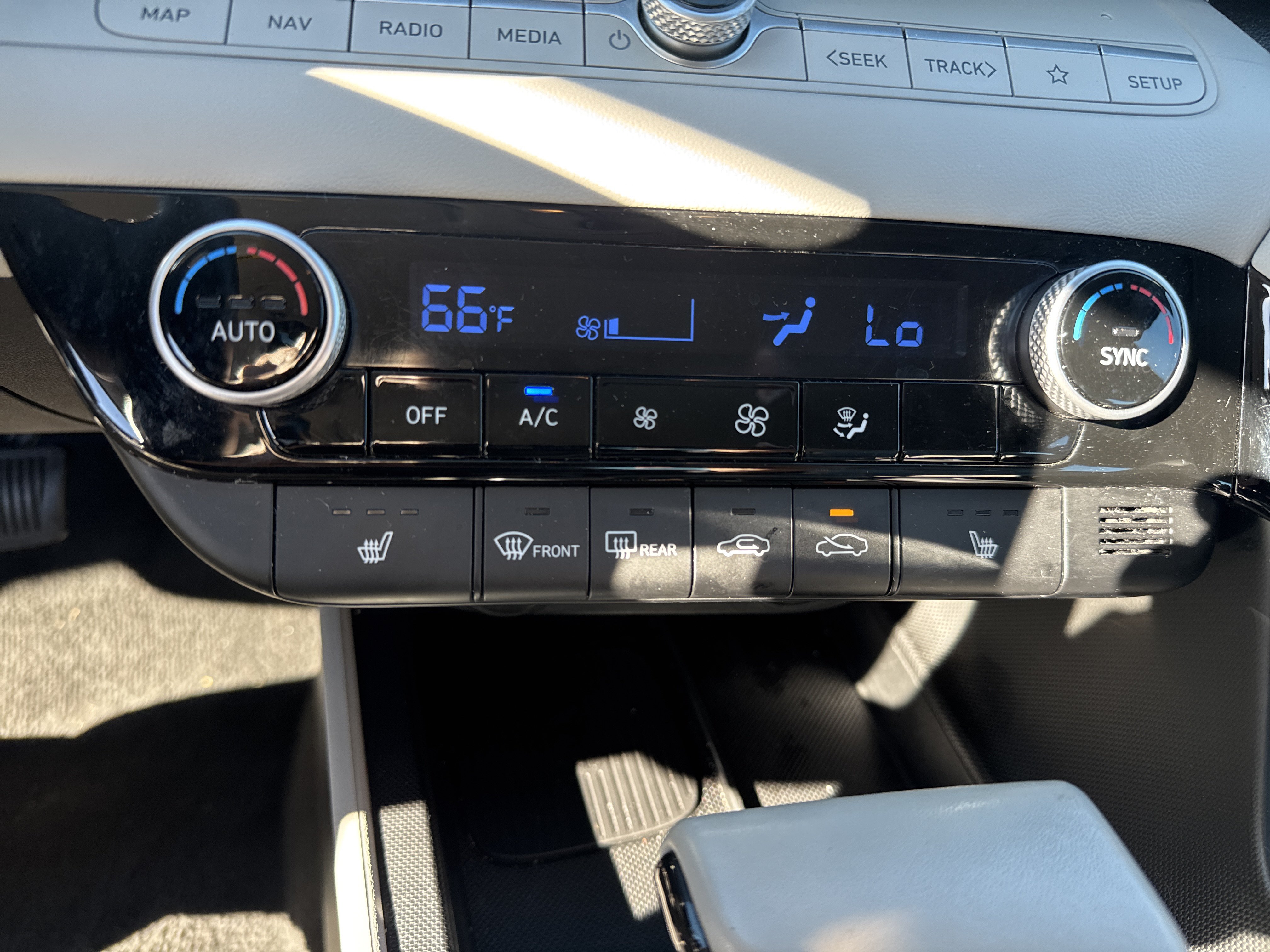 Used 2024 Hyundai Elantra Limited FWD image 19