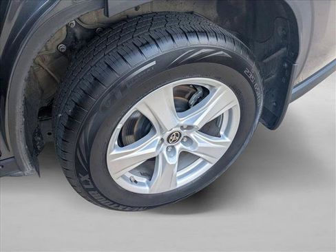 Used 2025 Toyota Highlander LE AWD/4WD image 20