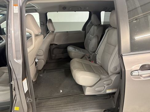 Used 2015 Toyota Sienna XLE FWD image 8
