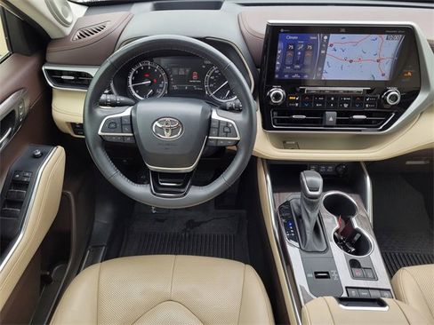 Used 2022 Toyota Highlander Platinum image 11