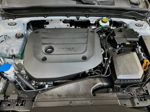 Used 2025 Volvo XC40 B5 Plus image 35