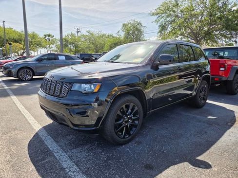 Used 2018 Jeep Grand Cherokee Altitude image 3