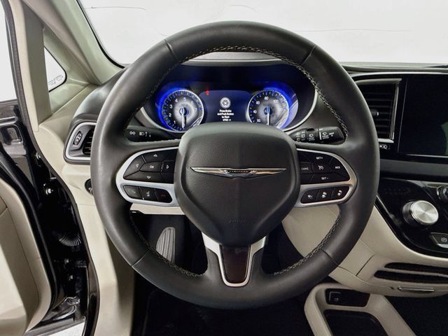 Used 2024 Chrysler Pacifica Touring-L FWD image 11