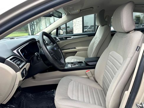 Used 2019 Ford Fusion SE image 2