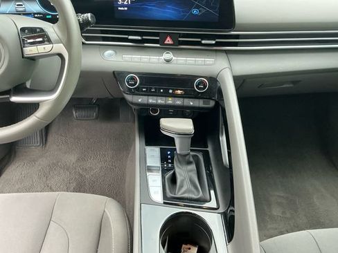 Used 2023 Hyundai Elantra SEL w/ Convenience Package FWD image 11