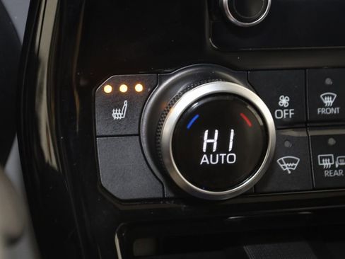 Used 2023 Toyota Highlander XLE image 8