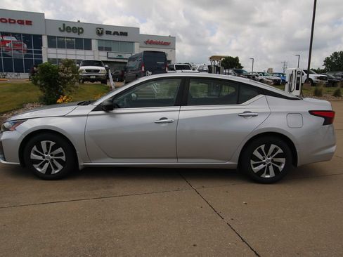 Used 2024 Nissan Altima 2.5 S FWD image 15