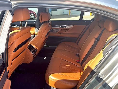Used 2022 BMW 740i w/ M Sport Package RWD image 8