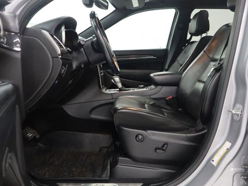 Used 2018 Jeep Grand Cherokee Overland AWD/4WD image 12